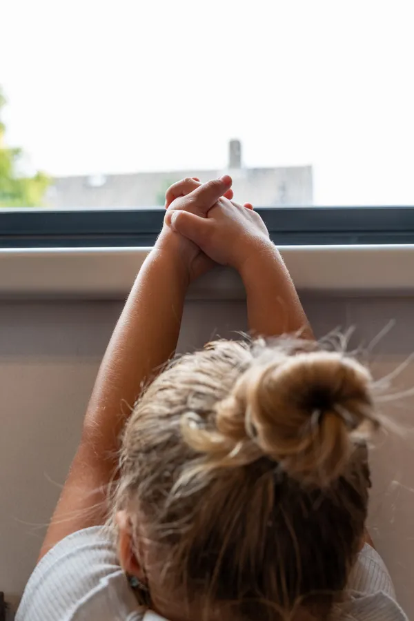 HR Ellen Frederique sep25-8 Biddende kinderhand gevouwen op een vensterbank